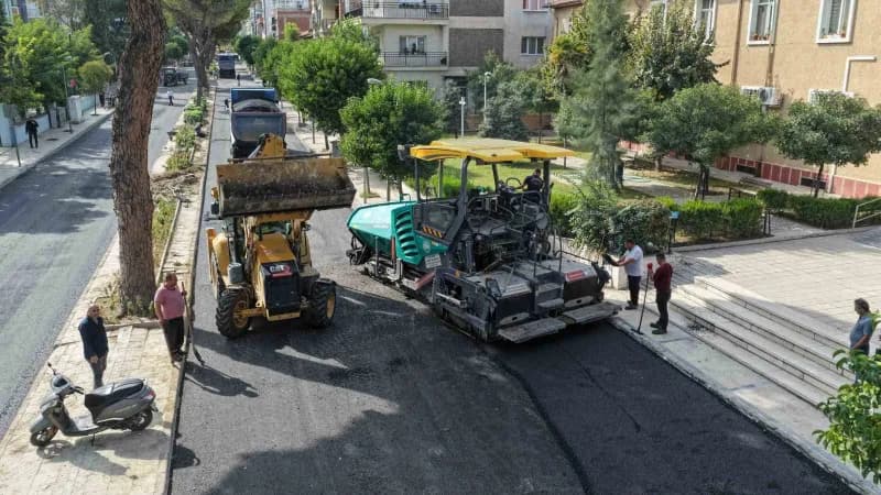 Salihli Ferah Caddesi’nde Manisa Büyükşehir Belediyesi ekiplerinin sıcak asfalt çalışması yapması
