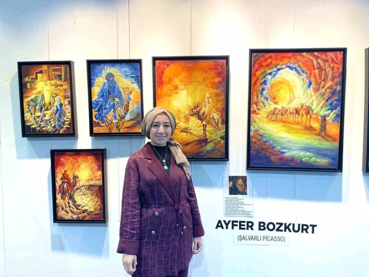 Çocukluk yıllarında soba kömürleriyle kara kalem çalışmaları yapan Ayfer Bozkurt, bugün eserleriyle