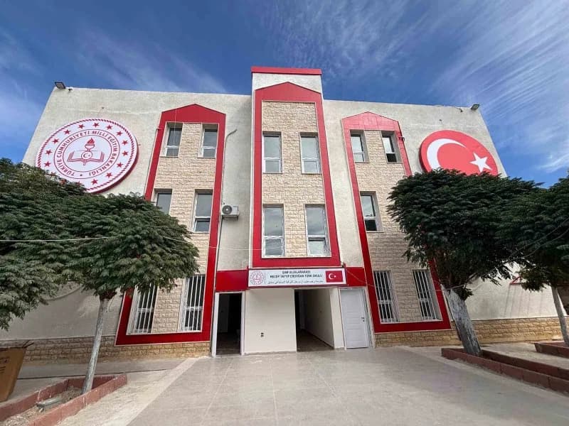 Şam Uluslararası Recep Tayyip Erdoğan Türk Okulu binası ve öğrenciler