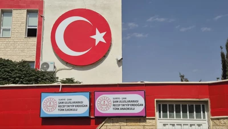 Şam Uluslararası Recep Tayyip Erdoğan Türk Okulu binası ve öğrenciler