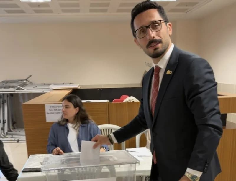 Samsun Barosu Başkanlığı seçiminde oy kullanan avukatlar ve seçim heyecanı