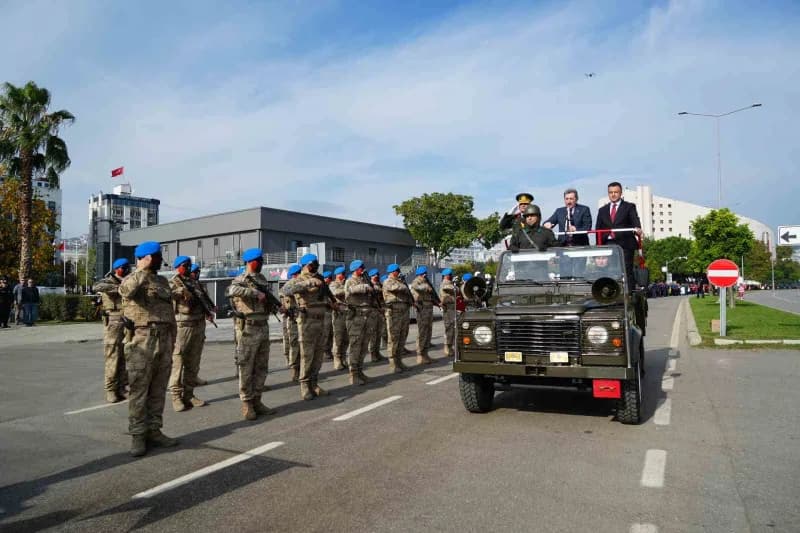 Vali Tavlı, beraberindeki Garnizon Komutanı Tümgeneral Fethi Oltulu ve Samsun Büyükşehir Belediye Ba