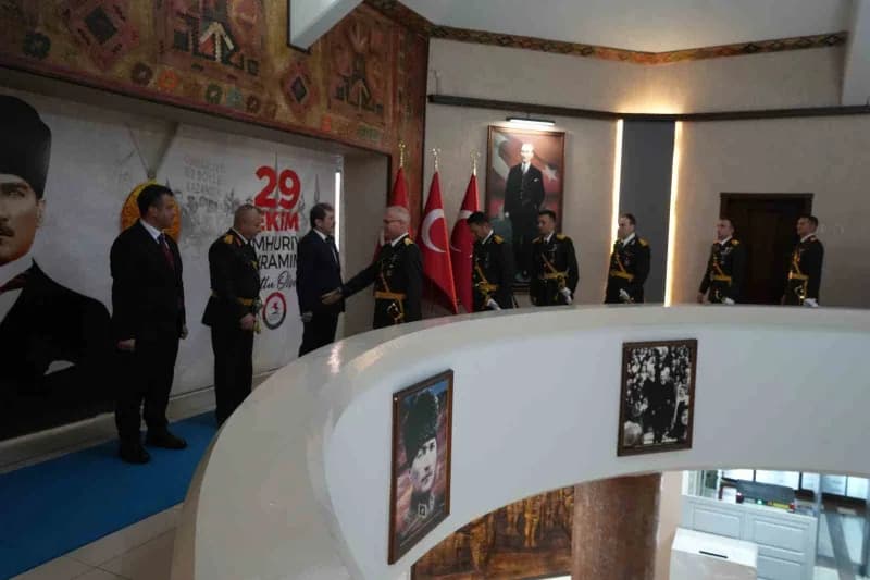 Samsun Valiliği binasında gerçekleşen törende Samsun Valisi Orhan Tavlı, Samsun Garnizon Komutanı Tü