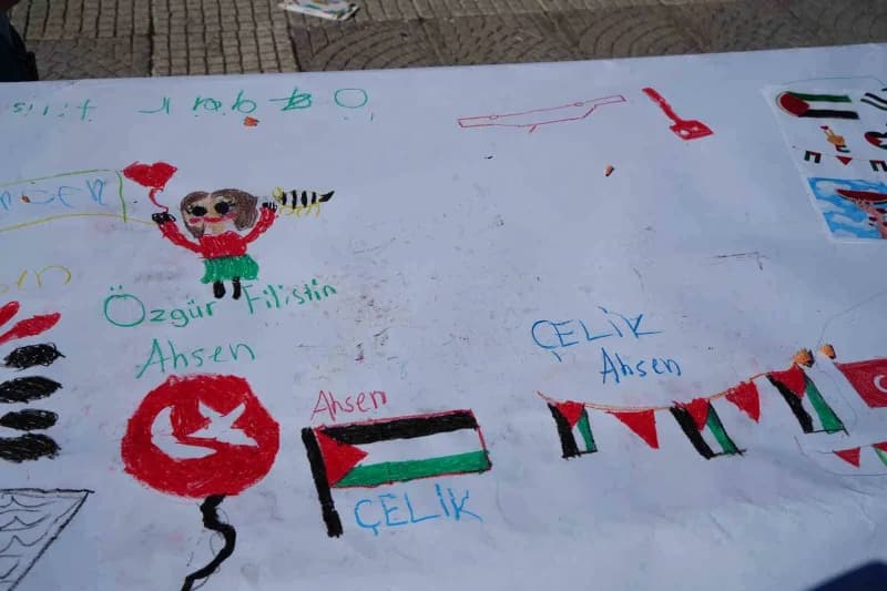 Samsun’da Çocuklar, Filistin’de yaşanan insanlık dramına dikkat çekmek İçin resim çizdi.