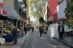 Samsun şehir merkezinde kaldırımlarda yürüyen yayalar ve kaldırımları kullanan esnaf ürünleri