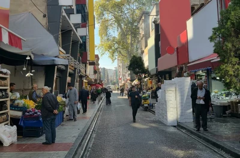 Samsun şehir merkezinde kaldırımlarda yürüyen yayalar ve kaldırımları kullanan esnaf ürünleri