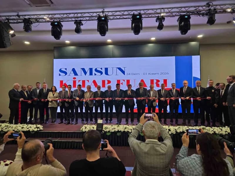 Samsun Büyükşehir Belediyesi Fuar ve Kongre Merkezi’nde açılan Samsun Kitap Fuarı’nda ziyaretçiler k