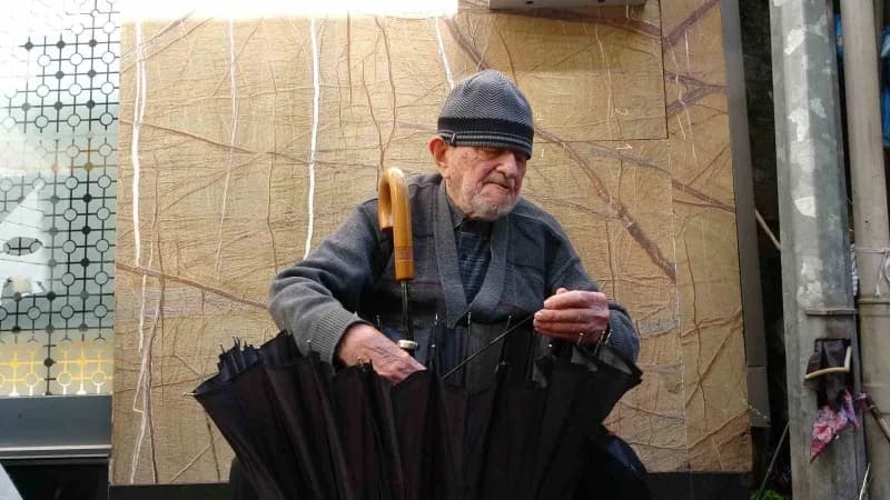 Samsun’da şehrin tek şemsiye tamircisi olan 97 yaşındaki Dursun Yıldız, ilerleyen yaşı ve titreyen ellerine rağmen mesle