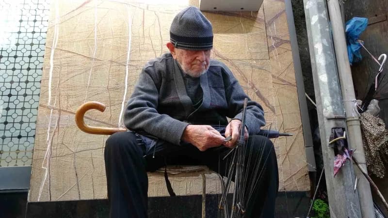 Samsun’da şehrin tek şemsiye tamircisi olan 97 yaşındaki Dursun Yıldız, ilerleyen yaşı ve titreyen ellerine rağmen mesle
