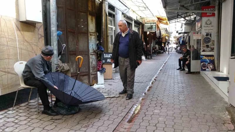 Samsun’da şehrin tek şemsiye tamircisi olan 97 yaşındaki Dursun Yıldız, ilerleyen yaşı ve titreyen ellerine rağmen mesle