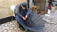 Samsun’da 97 yaşındaki Dursun Yıldız, tezgahında şemsiye tamiri yaparken