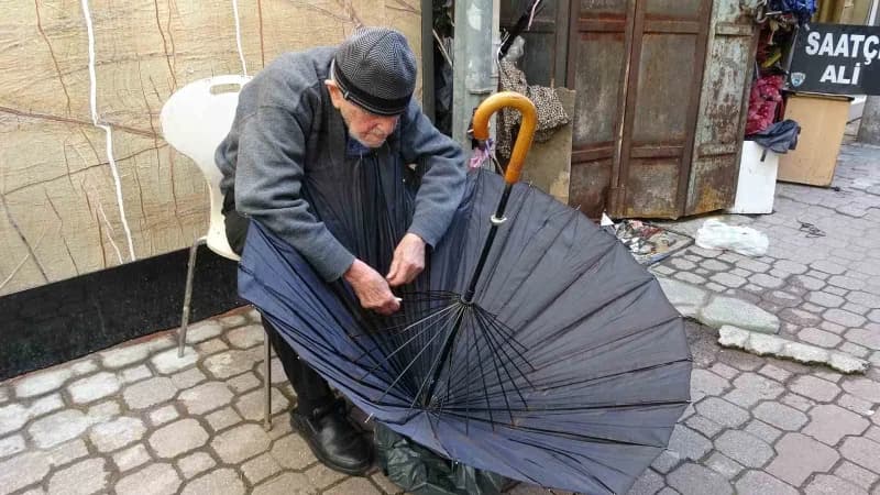 Samsun’da 97 yaşındaki Dursun Yıldız, tezgahında şemsiye tamiri yaparken