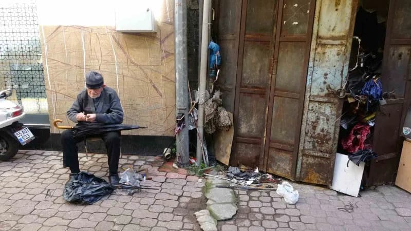 Samsun’da şehrin tek şemsiye tamircisi olan 97 yaşındaki Dursun Yıldız, ilerleyen yaşı ve titreyen ellerine rağmen mesle