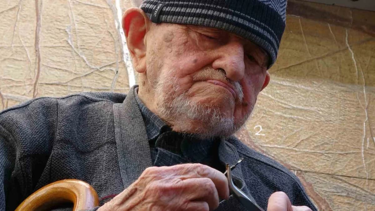 Samsun’da şehrin tek şemsiye tamircisi olan 97 yaşındaki Dursun Yıldız, ilerleyen yaşı ve titreyen ellerine rağmen mesle