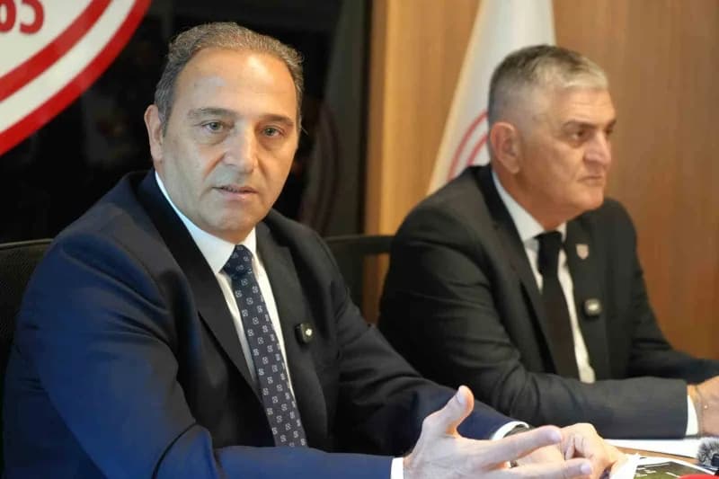 Fuat Çapa Samsunspor futbol direktörü basın toplantısında açıklama yapıyor