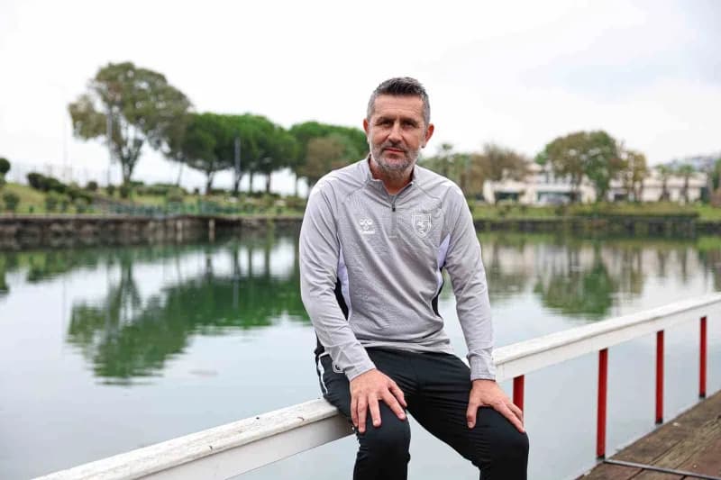 Samsunspor teknik direktörü Nenad Bjelica imza töreninde konuşma yapıyor