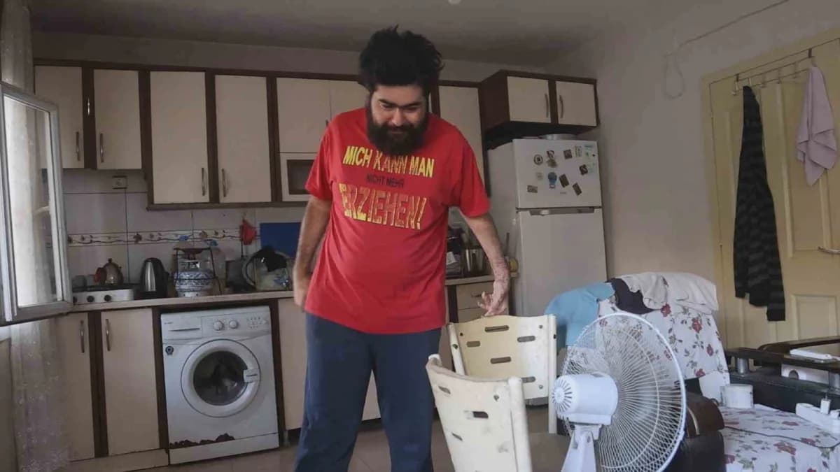 Hatay'da depremin ardından evinden çıkmayarak sanal aleme bağımlı hale gelen ve yaşam hikayesiyle ilgi odağı olan Barış