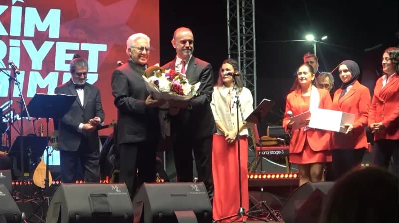 Konser sırasında sanatçı Zülfü Livaneli'ye Sancaktepe Belediye Başkanı Alper Yeğin tarafından çiçek