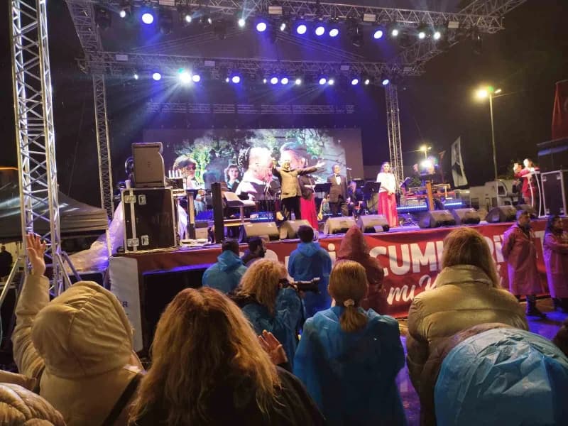 Sancaktepe Meydan Park’ta 29 Ekim Cumhuriyet Bayramı kutlamalarında toplanan kalabalık ve Zülfü