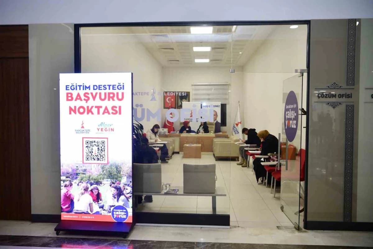 Sancaktepe Belediyesi binası önünde eğitim desteği duyurusu yapan yetkililer