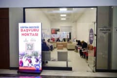 Sancaktepe Belediyesi binası önünde eğitim desteği duyurusu yapan yetkililer
