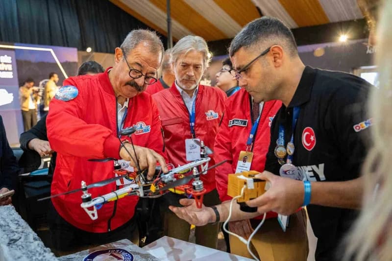 SANKO Holding Yönetim Kurulu Başkanı Adil Sani Konukoğlu, TEKNOFEST 2026'da gençlerle projelerini dinlerken