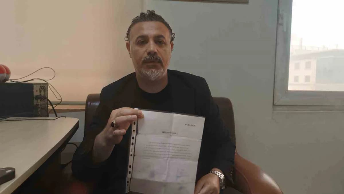 Şanlıurfa'da işadamı Osman Delen ve petrol istasyonu önünde açıklama yapıyor