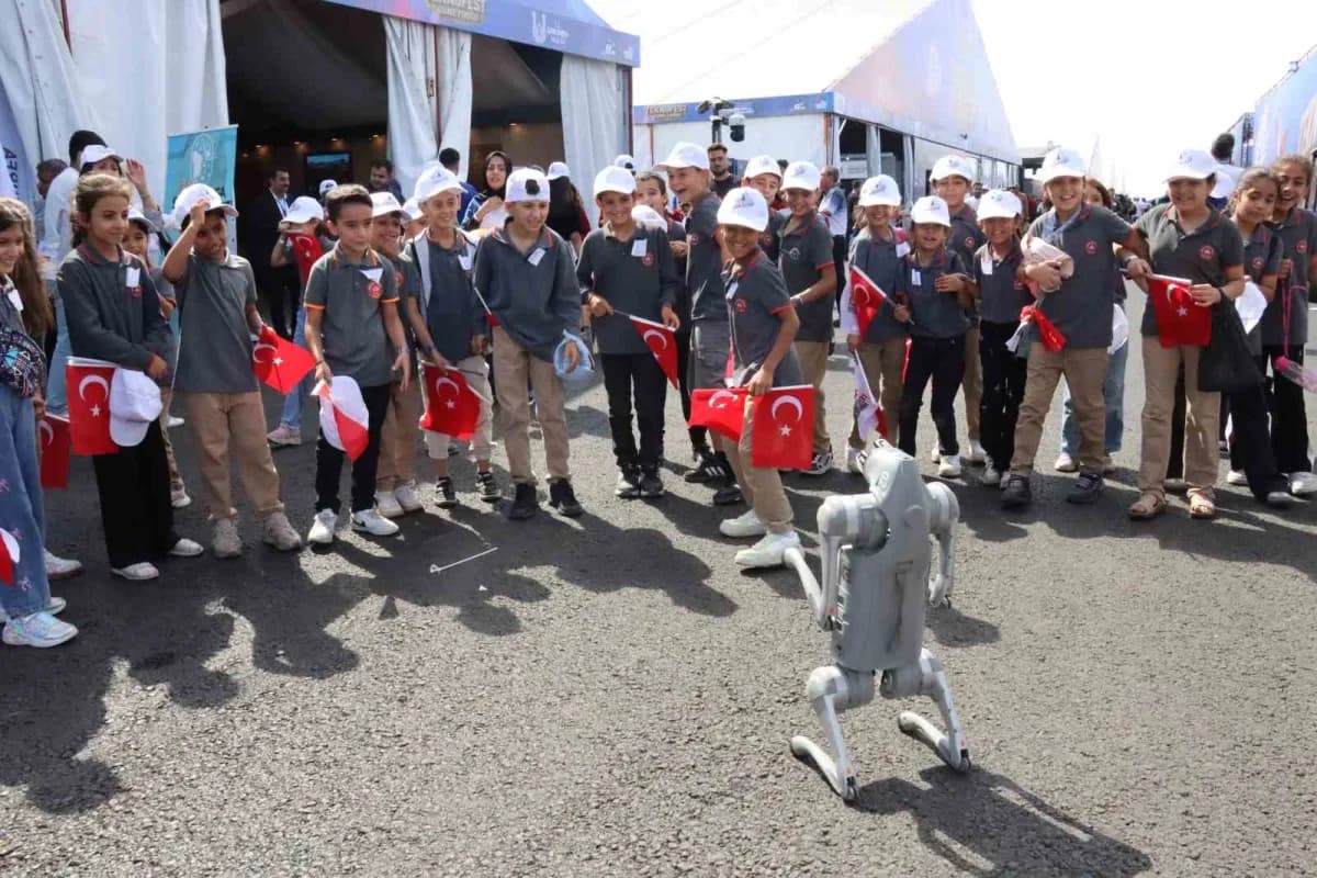 Standı ziyaret eden çocuklar, robot köpeğin gösterisini ilgiyle izledi.