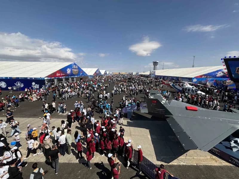Şanlıurfa GAP Havalimanı'nda devam eden TEKNOFEST Güneydoğu festivalini ziyaret eden vatandaşlar, gördükleri yerli ve mi