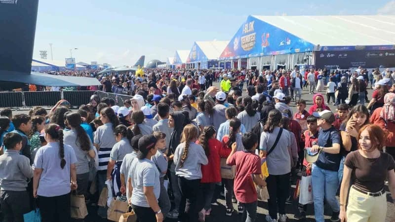 Şanlıurfa GAP Havalimanı'nda devam eden TEKNOFEST Güneydoğu festivalini ziyaret eden vatandaşlar, gördükleri yerli ve mi