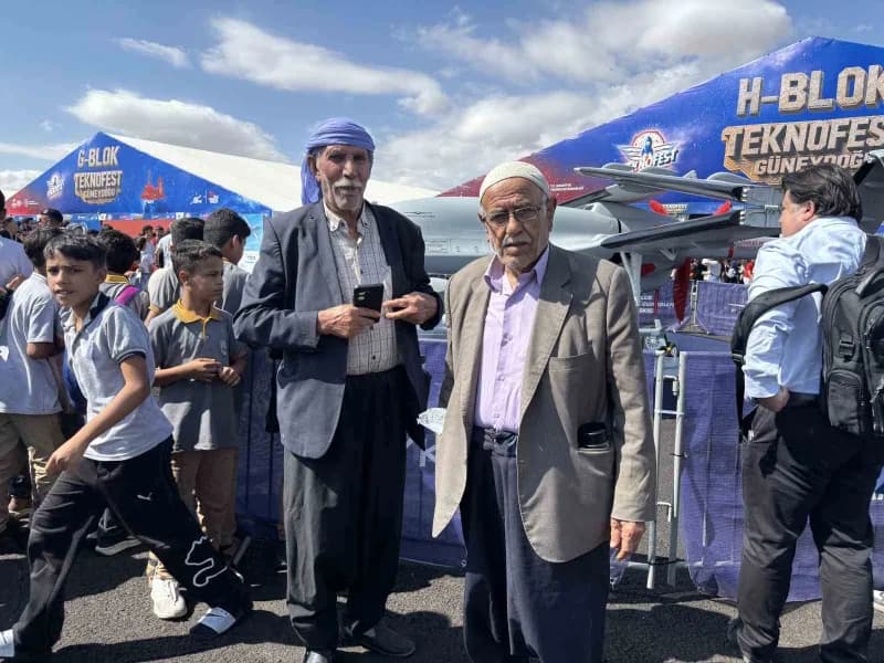 Şanlıurfa GAP Havalimanı'nda devam eden TEKNOFEST Güneydoğu festivalini ziyaret eden vatandaşlar, gördükleri yerli ve mi