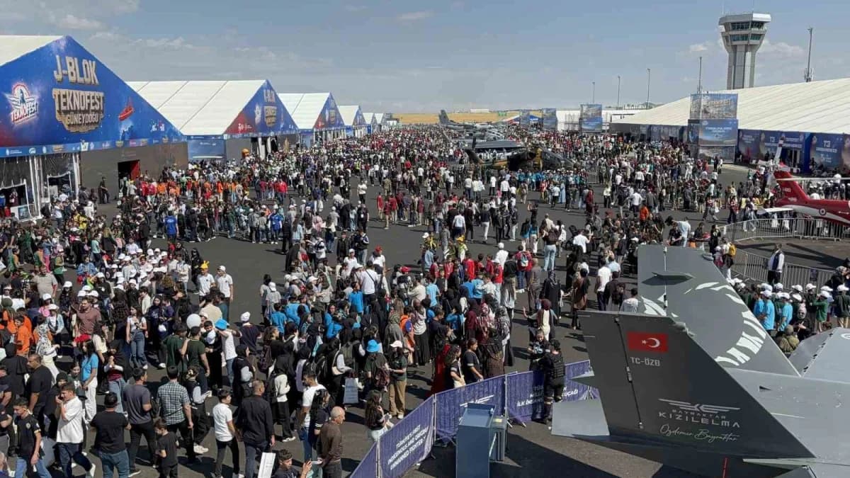 Şanlıurfa GAP Havalimanı'nda devam eden TEKNOFEST Güneydoğu festivalini ziyaret eden vatandaşlar, gördükleri yerli ve mi
