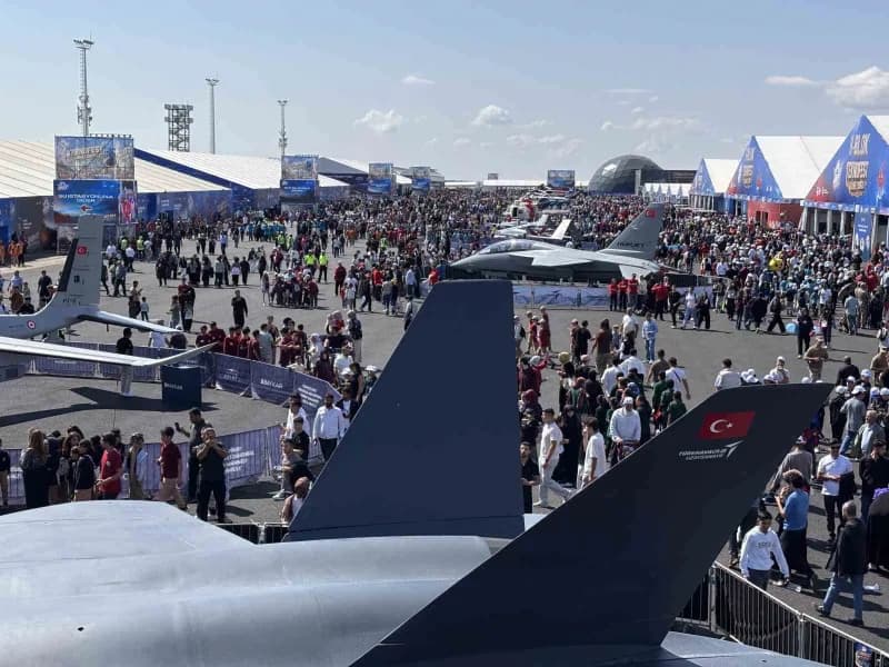Şanlıurfa GAP Havalimanı'nda devam eden TEKNOFEST Güneydoğu festivalini ziyaret eden vatandaşlar, gördükleri yerli ve mi
