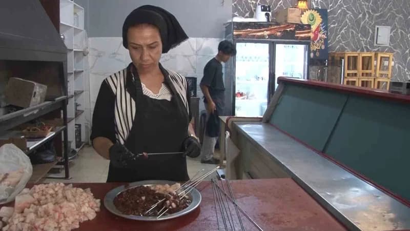 Ciğerin hazırlanmasından pişirilmesine ve müşteriye servis edilmesine kadar Kadın ustalar, hünerleriyle dikkat çekiyor.