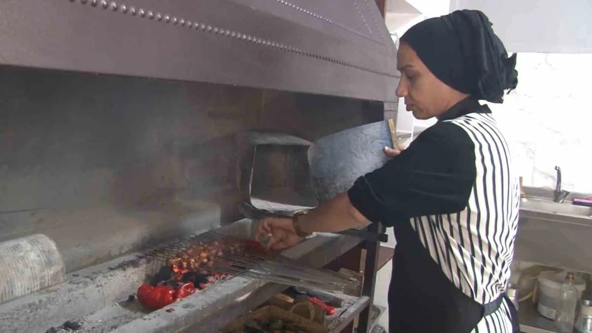 Kendi işletmesini kurarak yaklaşık 5 yıldır ocak başında ter döken Sibel Altuncu, mesleğini çok sevdiğini söyledi.