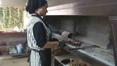 Şanlıurfa’da kadın ustalar ciğer kebabı hazırlayıp pişirirken