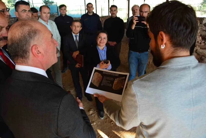 Protokol üyeleri Kazı alanında incelemelerde bulundu