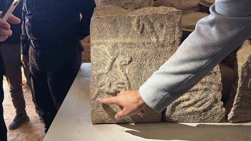 Kazı alanı incelemelerinde vali Ali Çalgan uzman arkeologlardan bilgi aldı