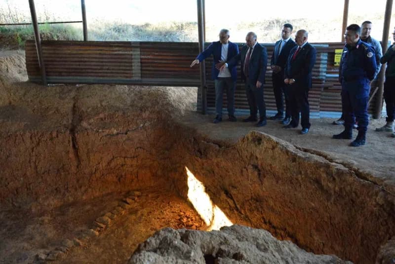 Protokoll üyeleri tarafından Kazı alanında incelemelerde bulunuldu