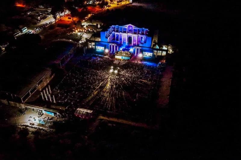 Sardes Antik Kenti’nde düzenlenen konserde dünyaca Ünlü müzisyen Goran Bregovic, Manisalılarla buluştu