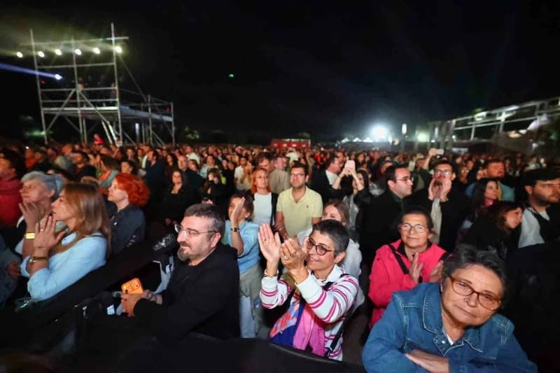 Sardes Antik Kenti’nde düzenlenen konserde dünyaca Ünlü müzisyen Goran Bregovic, Manisalılarla buluştu