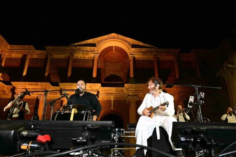 Sardes Antik Kenti’nde düzenlenen konserde dünyaca Ünlü müzisyen Goran Bregovic, Manisalılarla buluştu