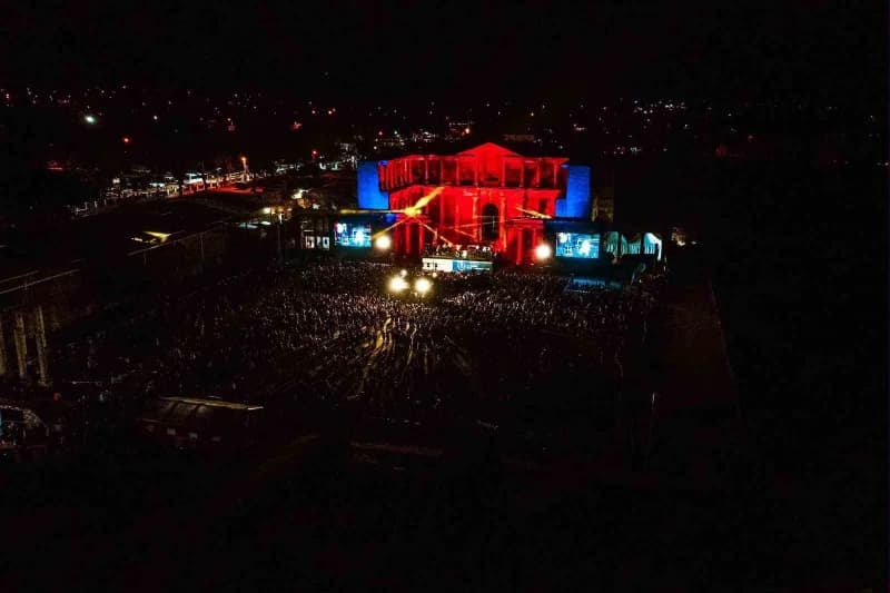 Sardes Antik Kenti’nde düzenlenen konserde dünyaca Ünlü müzisyen Goran Bregovic, Manisalılarla buluştu