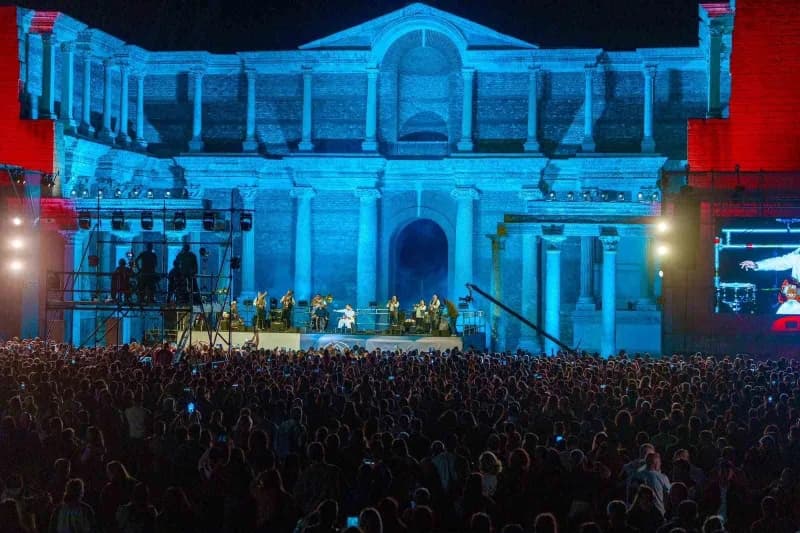 Sardes Antik Kenti’nde düzenlenen konserde dünyaca Ünlü müzisyen Goran Bregovic, Manisalılarla buluştu