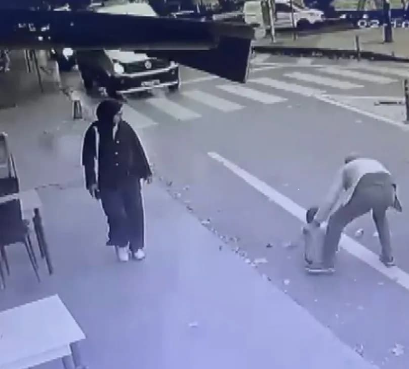 İstanbul Sarıyer’de esnaf İbrahim Güzel, iki ayrı olayda gösterdiği hızlı refleksle takdir topladı. İşletmesinde boğazın