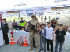 Batman Sason’da Bal, Ceviz, Çilek Festivalinde jandarma standında vatandaşlar ve eğitimli jandarma köpeği