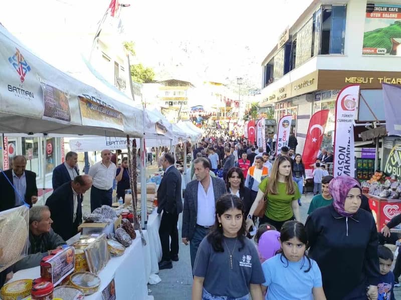 Batman'ın Sason ilçesinde bu yıl 4'üncüsü düzenlenen Bal, Ceviz, Çilek ve Festivali renkli görüntülere sahne oldu