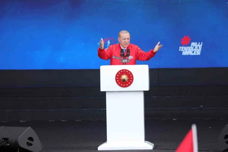 Cumhurbaşkanı Erdoğan, Şanlıurfa'da TEKNOFEST etkinliğinde konuşma yaparken gençlerle bir arada