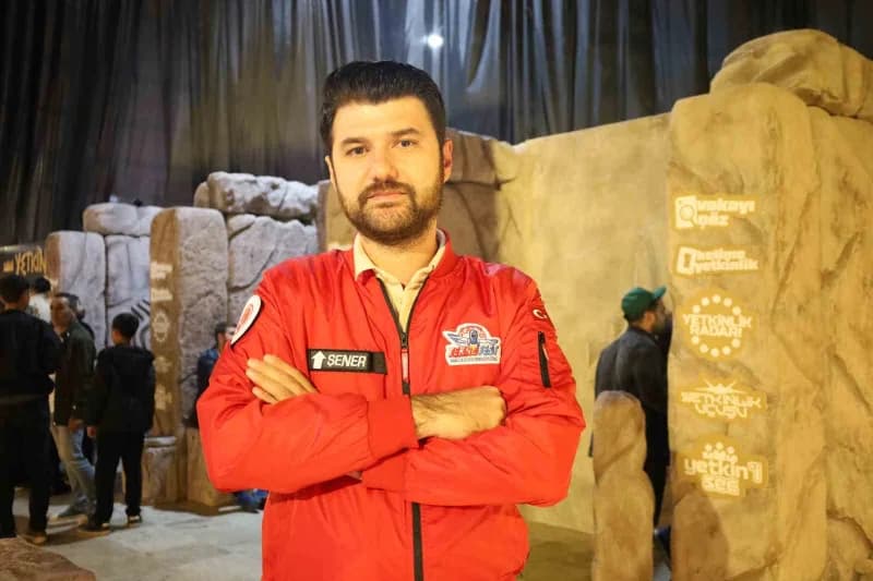 Savunma Sanayii Akademi'nin TEKNOFEST 2026'da Göbeklitepe ve Karahantepe temalı standı ve gençlerle etkileşim anı