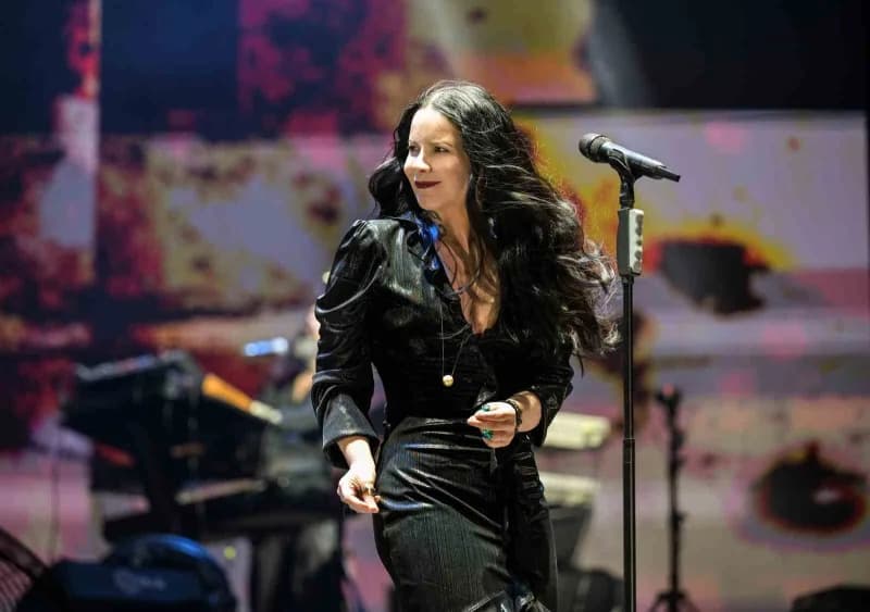 Türk rock müziğinin güçlü sesi Şebnem Ferah, yeniden başladığı konser serisi kapsamında Antalya'da sahne aldı